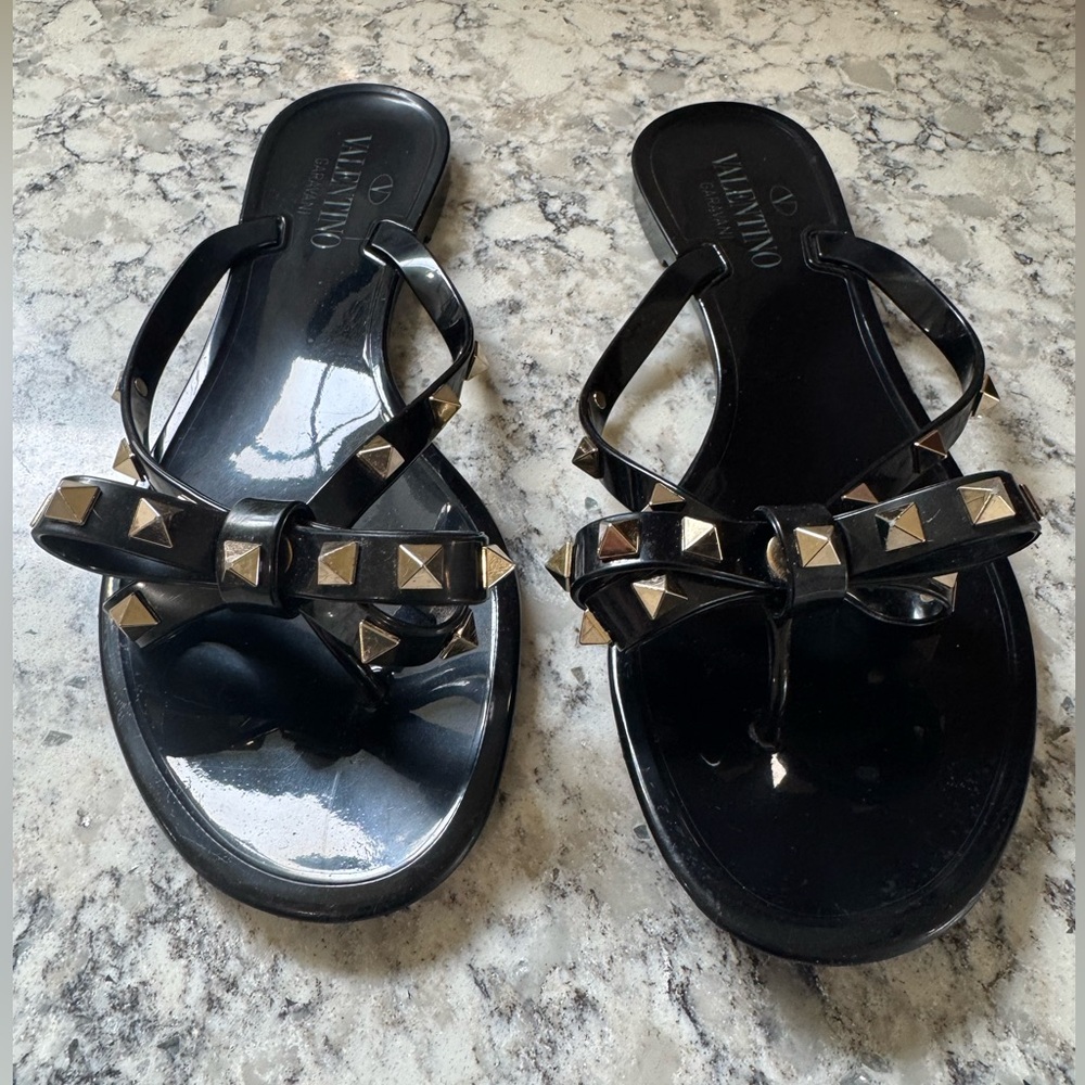 Valentino Garavani Rockstud Black and Gold Bow Sandals - Picture 5 of 11